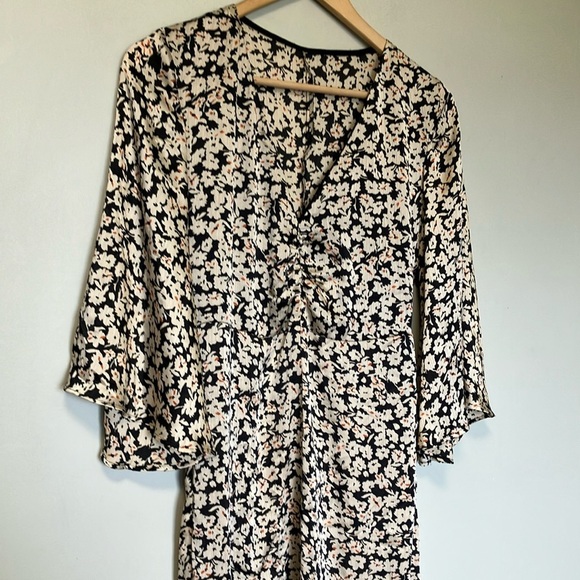 Zara wide sleeve v neck Floral Black and White Dress - Picture 2 of 6